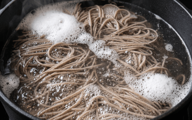 蕎麦を切る職人