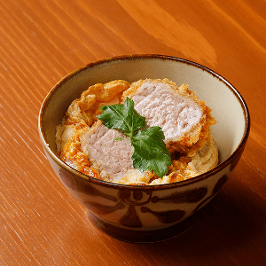 ミニなのに大きいロースかつ丼